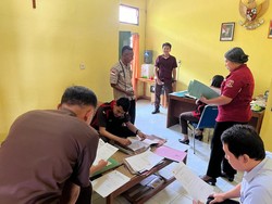 Jaksa Geledah SMKN 1 Larantuka Terkait Dugaan Korupsi Dana BOS