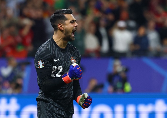 Soccer Football - Euro 2024 - Round of 16 - Portugal v Slovenia - Frankfurt Arena, Frankfurt, Germany - July 1, 2024  Portugals Diogo Costa celebrates after saving a penalty during the shoot-out REUTERS/Kai Pfaffenbach