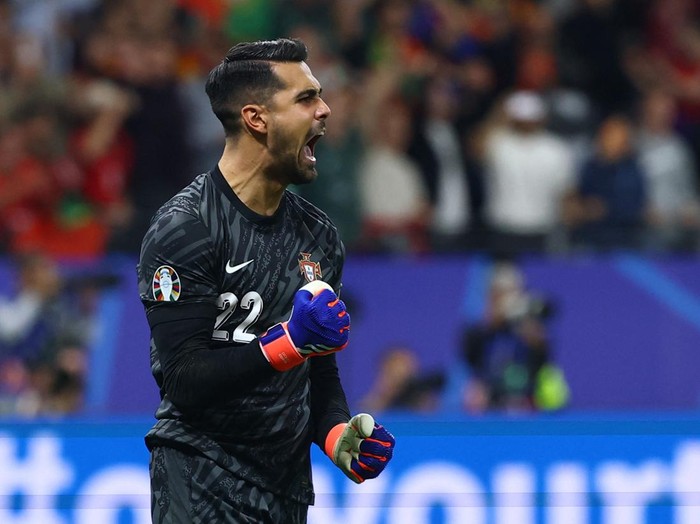 Soccer Football - Euro 2024 - Round of 16 - Portugal v Slovenia - Frankfurt Arena, Frankfurt, Germany - July 1, 2024  Portugal's Diogo Costa celebrates after saving a penalty during the shoot-out REUTERS/Kai Pfaffenbach