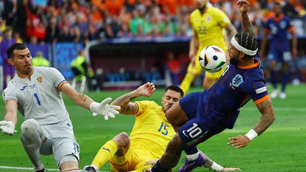 Soccer Football - Euro 2024 - Round of 16 - Romania v Netherlands - Munich Football Arena, Munich, Germany - July 2, 2024 Romania's Andrei Burca and Florin Nita in action with Netherlands' Memphis Depay REUTERS/Lee Smith