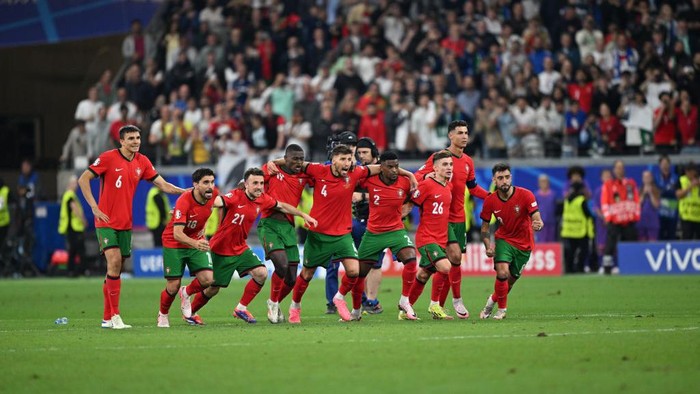 FRANKFURT, GERMANY - JULY 01: Players of Portugal lineup for a penalty shoot during the UEFA EURO 2024 round of 16 match between Portugal and Slovenia at Deutsche Bank Park in Frankfurt, Germany on July 1, 2024. (Photo by Hesham Elsherif/Anadolu via Getty Images)