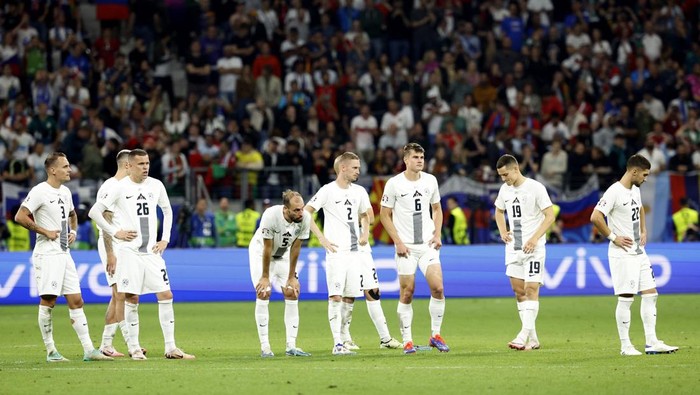 Soccer Football - Euro 2024 - Round of 16 - Portugal v Slovenia - Frankfurt Arena, Frankfurt, Germany - July 1, 2024  Slovenia players react during the penalty shootout REUTERS/Heiko Becker