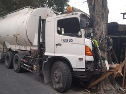 Brak! Truk Tangki Tabrak Teras Rumah-Pohon di Jalan Samas Bantul