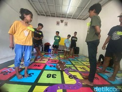 Melihat Keseruan Anak-anak Surabaya Bermain Ular Tangga Raksasa