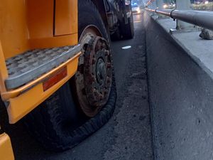 Begini Cara Mencegah Pecah Ban Truk di Jalan Tol Begini Cara Mencegah Pecah Ban Truk di Jalan Tol