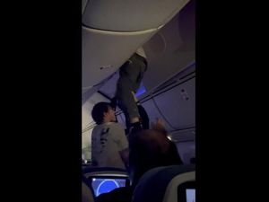 Parahnya Turbulensi Boeing 787-9, Penumpang Nyantol di Bagasi Kabin Parahnya Turbulensi Boeing 787-9, Penumpang Nyantol di Bagasi Kabin