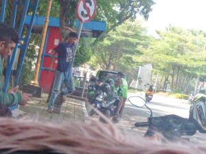 Terlalu! 2 Pria Curi Rambu Lalu Lintas di Palembang Siang Bolong