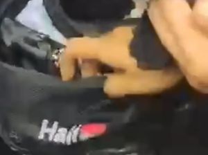 Aksi Copet Tertangkap Kamera saat Penyambutan Jemaah Haji di Pekalongan