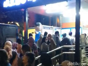 Antrean Penumpang di Halte Tegal Mampang Mengular Imbas TransJ Kena Macet
