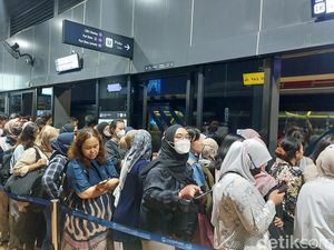 Keluh Penumpang Antre Panjang di Halte CSW Imbas Hujan Deras Guyur Jakarta