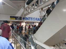 Antrean di Halte TransJ CSW Mengular hingga Eskalator Imbas Hujan Deras