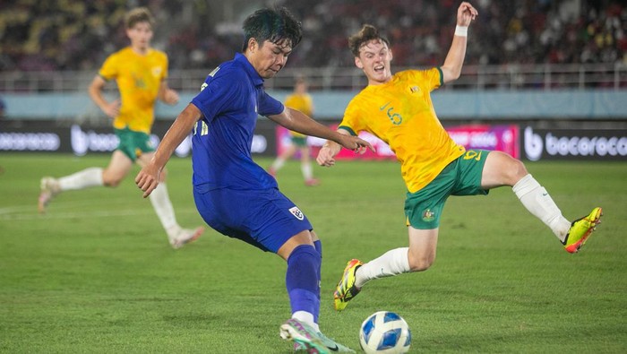 Pesepak bola Timnas Thailand Sorakrit Kaewsri (kiri) berebut bola dengan pesepak bola Timnas Australia Nickolas Gustavo Alfaro (kanan) pada pertandingan Final Piala AFF U-16 di Stadion Manahan, Solo, Jawa Tengah, Rabu (3/7/2024). ANTARA FOTO/Mohammad Ayudha/foc.