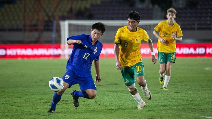 Pesepak bola Timnas Thailand Sorakrit Kaewsri (kiri) berebut bola dengan pesepak bola Timnas Australia Nickolas Gustavo Alfaro (kanan) pada pertandingan Final Piala AFF U-16 di Stadion Manahan, Solo, Jawa Tengah, Rabu (3/7/2024). ANTARA FOTO/Mohammad Ayudha/foc.