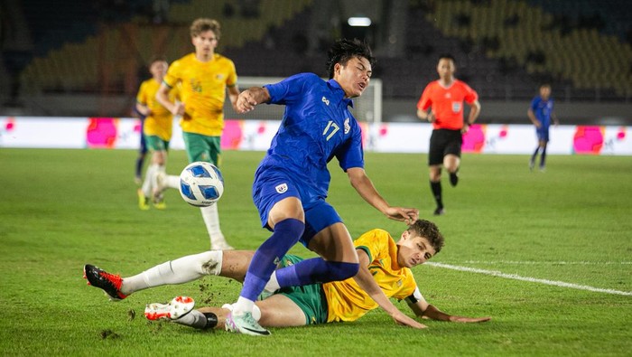 Australia Juara Piala AFF U-16 2024 Pesepak bola Timnas Thailand Sorakrit Kaewsri (kiri) berebut bola dengan pesepak bola Timnas Australia Nickolas Gustavo Alfaro (kanan) pada pertandingan Final Piala AFF U-16 di Stadion Manahan, Solo, Jawa Tengah, Rabu (3/7/2024). ANTARA FOTO/Mohammad Ayudha/foc.