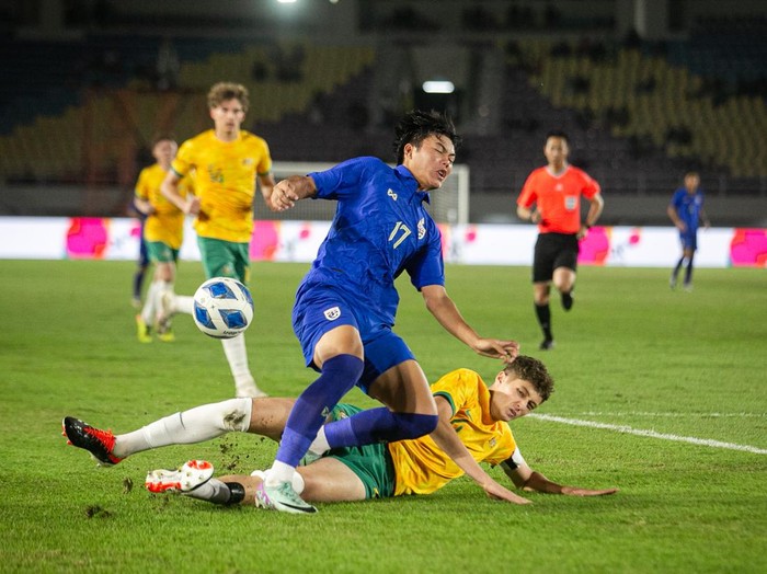 Pesepak bola Timnas Thailand Sorakrit Kaewsri (kiri) berebut bola dengan pesepak bola Timnas Australia Nickolas Gustavo Alfaro (kanan) pada pertandingan Final Piala AFF U-16 di Stadion Manahan, Solo, Jawa Tengah, Rabu (3/7/2024). ANTARA FOTO/Mohammad Ayudha/foc.