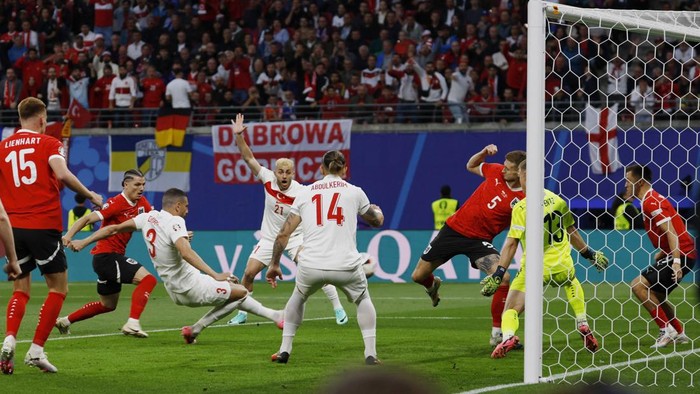 Soccer Football - Euro 2024 - Round of 16 - Austria v Turkey - Leipzig Stadium, Leipzig, Germany - July 2, 2024 Turkeys Merih Demiral scores their first goal REUTERS/Heiko Becker