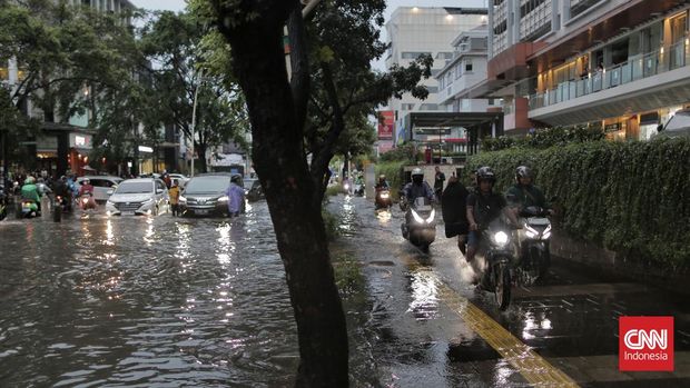 Banjir dan genangan air melanda sejumlah titik di kawasan bangka dan Kemang Raya, Jakarta, Rabu, 3 Juli 2024. Intensitas hujan yang tinggi pada rabu sore di Jakarta menyebabkan sejumlah kawasan tergwnang banjir dan pohon tumbang. CNN Indonesia/Adhi Wicaksono