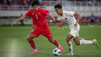 Pesepak bola Timnas Indonesia Evandra Florasta (kanan) berebut bola dengan pesepak bola Timnas Vietnam Le Huy Viet Anh (kiri) pada pertandingan perebutan juara ketiga Piala AFF U-16 di Stadion Manahan, Solo, Jawa Tengah, Rabu (3/7/2024).