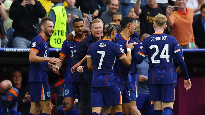 Soccer Football - Euro 2024 - Round of 16 - Romania v Netherlands - Munich Football Arena, Munich, Germany - July 2, 2024 Netherlands Cody Gakpo celebrates scoring their first goal with coach Ronald Koeman and teammates REUTERS/Lee Smith