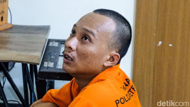 HAN (rambut pendek) bersama MR ditampilkan polisi dalam pengungkapan kasus penjambretan di Polda Metro Jaya, Jakarta, Rabu (3/7/2024). HAN dan MR adalah pelaku penjambretan di CFD yang wajahnya tertangkap kamera.