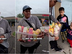 Mulia! TikToker Ini Borong Rujak dan Dibagikan untuk Tunawisma