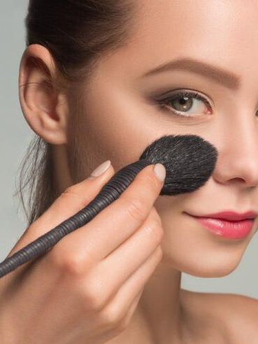Cara Mengaplikasikan Blush On/ Foto: freepik.com/master1305
