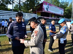 Cegah Judi Online, Wakapolda NTT Periksa HP Personel