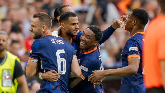 MUNICH, GERMANY - JULY 2: Cody Gakpo of Holland celebrates 0-1 with Virgil van Dijk of Holland, Stefan de Vrij of Holland, Steven Bergwijn of Holland, Denzel Dumfries of Holland  during the    match between Romania v Holland at the Fussball arena Munich on July 2, 2024 in Munich Germany (Photo by Roy Lazet/Soccrates/Getty Images)