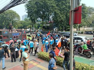 Geruduk Kemendag, Buruh Tekstil Blokir Jalan Minta Audiensi 20 Perwakilan Geruduk Kemendag, Buruh Tekstil Blokir Jalan Minta Audiensi 20 Perwakilan