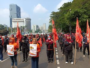 Buruh Tekstil Turun ke Jalan, Minta Pabrik Setop PHK!