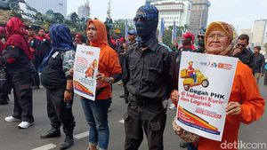 Demo Tolak PHK, Ratusan Buruh Berbaris Rapi Turun ke Jalan