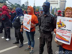 Demo Tolak PHK, Ratusan Buruh Berbaris Rapi Turun ke Jalan
