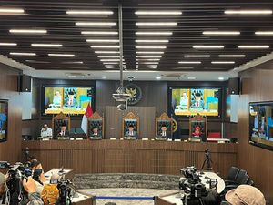 Dalil Aduan soal Hasyim Asyari Dikabulkan DKPP, Pengadu Sempat Menangis Dalil Aduan soal Hasyim Asyari Dikabulkan DKPP, Pengadu Sempat Menangis