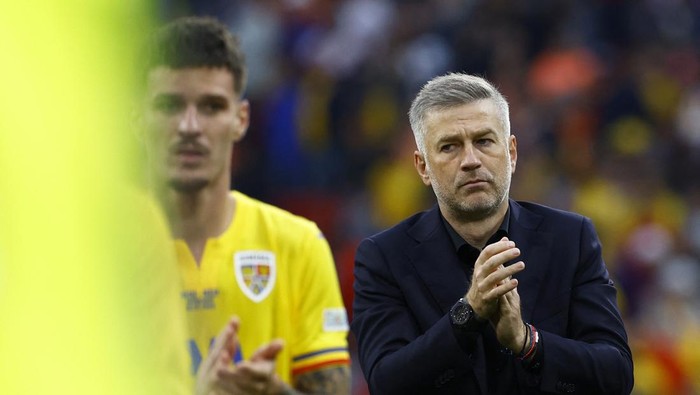 Soccer Football - Euro 2024 - Round of 16 - Romania v Netherlands - Munich Football Arena, Munich, Germany - July 2, 2024 Romania coach Edward Iordanescu applauds fans after the match REUTERS/Michaela Stache