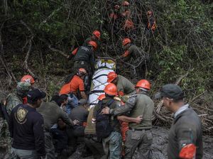 Evakuasi Jenazah Polisi yang Kecelakaan Akibat Hujan Lebat di Meksiko