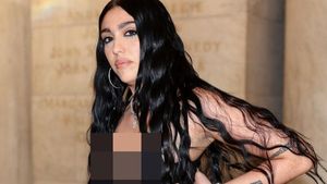 5 Gaya Lourdes di Show Marc Jacobs, Anak Madonna Pakai Gaun Sobek-sobek