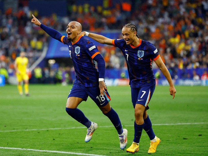 Soccer Football - Euro 2024 - Round of 16 - Romania v Netherlands - Munich Football Arena, Munich, Germany - July 2, 2024
Netherlands players and fans celebrate after the match REUTERS/Angelika Warmuth