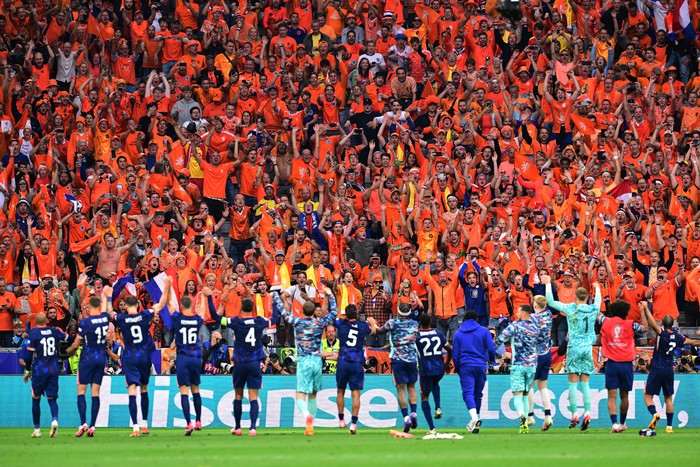 Soccer Football - Euro 2024 - Round of 16 - Romania v Netherlands - Munich Football Arena, Munich, Germany - July 2, 2024
Netherlands players and fans celebrate after the match REUTERS/Angelika Warmuth