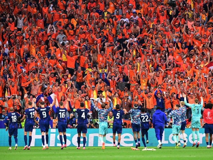 Soccer Football - Euro 2024 - Round of 16 - Romania v Netherlands - Munich Football Arena, Munich, Germany - July 2, 2024
Netherlands players and fans celebrate after the match REUTERS/Angelika Warmuth