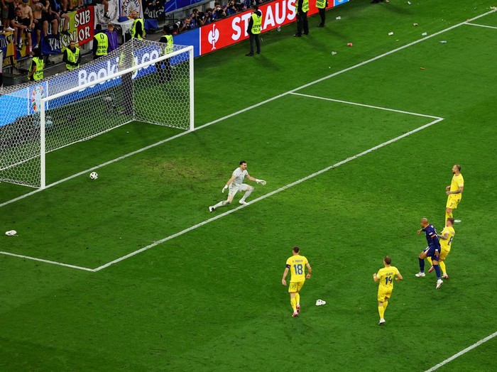 Soccer Football - Euro 2024 - Round of 16 - Romania v Netherlands - Munich Football Arena, Munich, Germany - July 2, 2024 Netherlands' Donyell Malen scores their third goal past Romania's Florin Nita REUTERS/Leonhard Simon