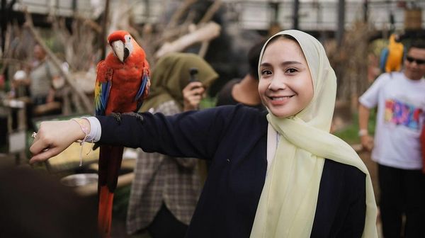 10 Foto Gaya Nagita Slavina Pakai Hijab Usai Ibadah Haji