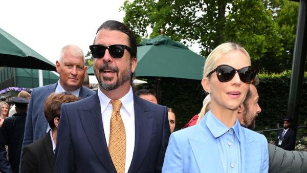 Foto: Hampir Tak Dikenali, Rocker Dave Grohl Mendadak Necis di Wimbledon