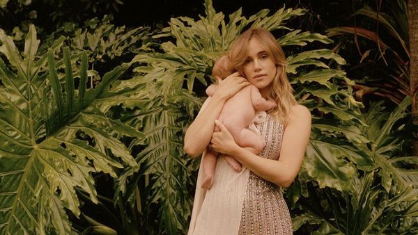 9 Potret Terbaru Suki Waterhouse, Perut Sudah Ramping 4 Bulan Pascamelahirkan