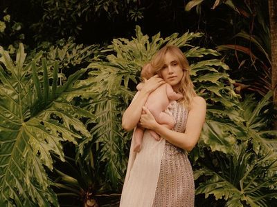 9 Potret Terbaru Suki Waterhouse, Perut Sudah Ramping 4 Bulan Pascamelahirkan