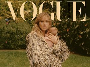 Suki Waterhouse Mejeng di Cover Vogue, Pose Gendong Anak Robert Pattinson