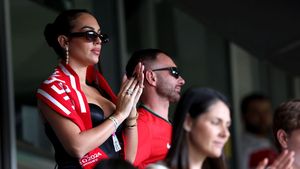6 Foto Georgina Rodriguez Dukung Ronaldo di Euro 2024, Pakai Scarf Portugal