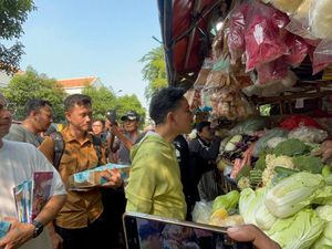 Gibran Blusukan di Pasar Nangka Jakpus, Beli Wortel-Cabai