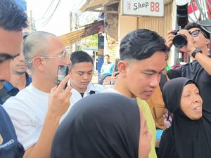 Gibran Bareng Raffi Ahmad Blusukan di Jaksel, Bagikan Buku dan Susu Gratis