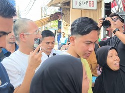 Gibran Bareng Raffi Ahmad Blusukan di Jaksel, Bagikan Buku dan Susu Gratis