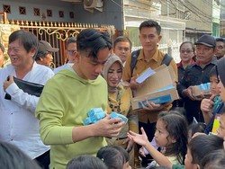 Gibran Ditemani Raffi Ahmad Blusukan di Jaksel, Bagikan Susu dan Buku Gratis